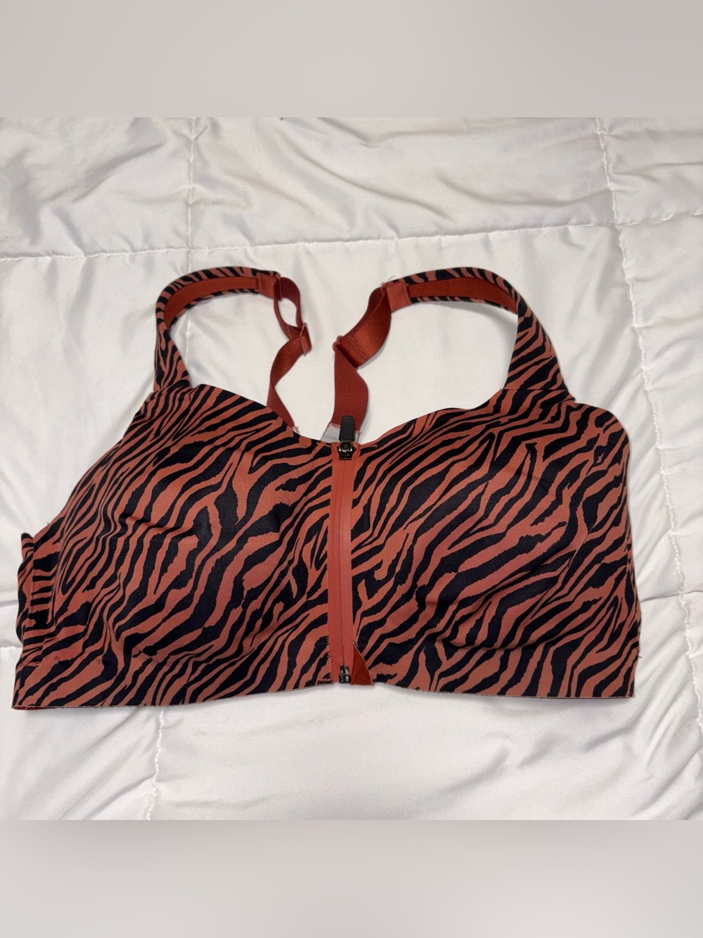 Victoria’s Secret 36DD incredible knock out ultra max sports bra tiger print